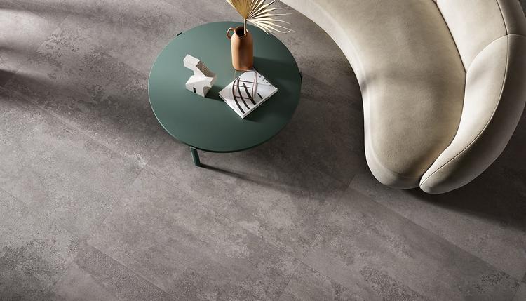 Re-Play Concrete | Emilceramica Gres Porcellanato Provenza Re-play Concrete Cemento Dettaglio Immagine Dark Grey Recupero Immagine Gallery | Emilceramica