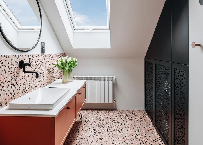 Arte e Funzionalità: Un Bagno da Sogno nel Sottotetto