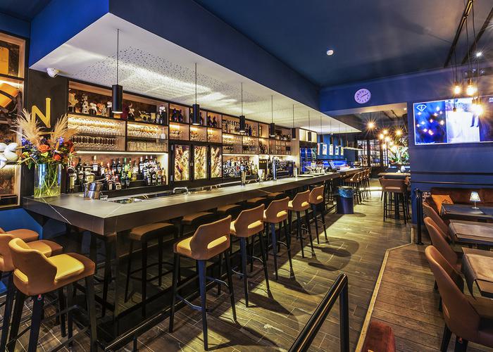 Legno e ceramica insieme per un ristorante di charme