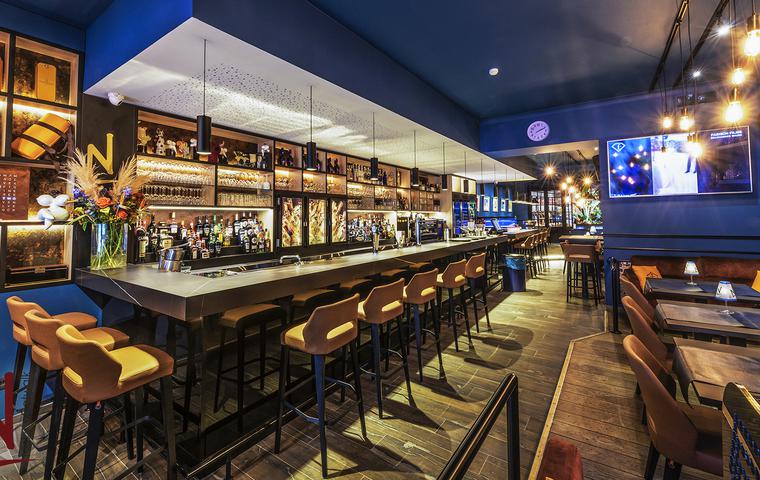 Legno e ceramica insieme per un ristorante di charme