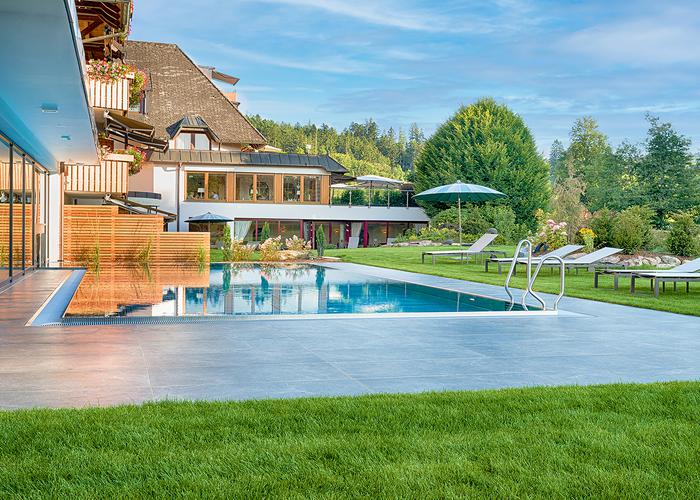 Un armonioso dialogo tra natura e pietra calcarea 