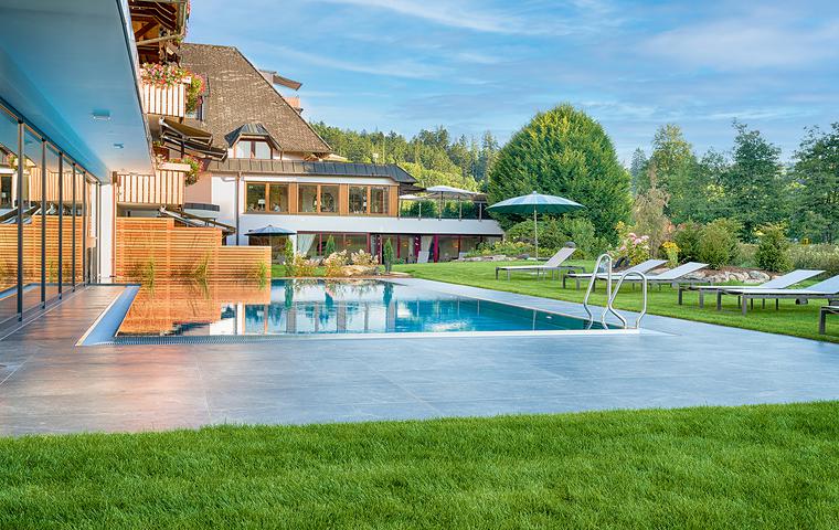 Un armonioso dialogo tra natura e pietra calcarea 