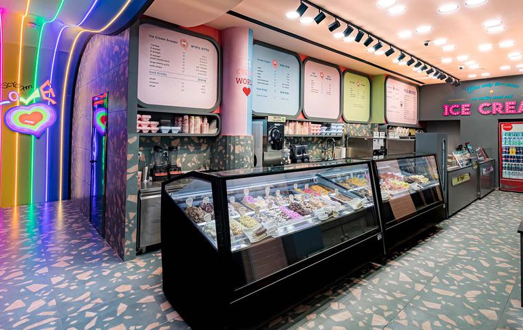 Circondati da briciole di waffles