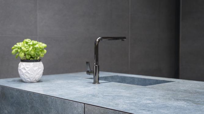 Le elevate prestazioni del gres per le grandi lastre Le elevate prestazioni del gres per le grandi lastre