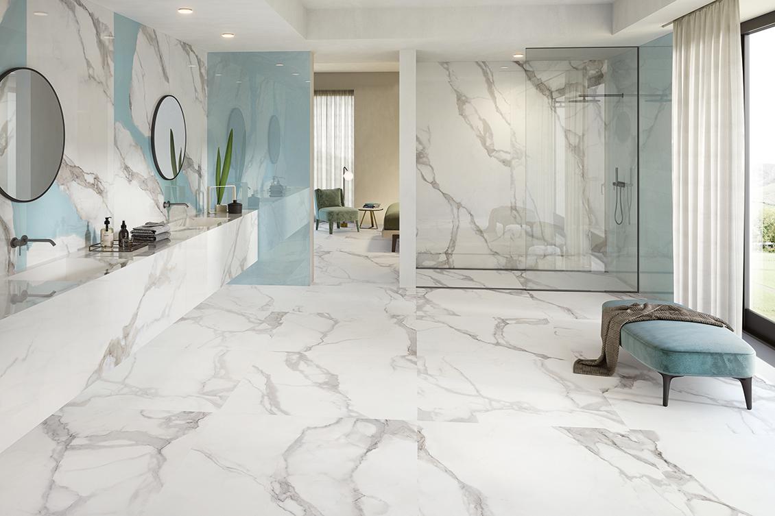 Bagno effetto marmo: il gres porcellanato per un bagno elegante