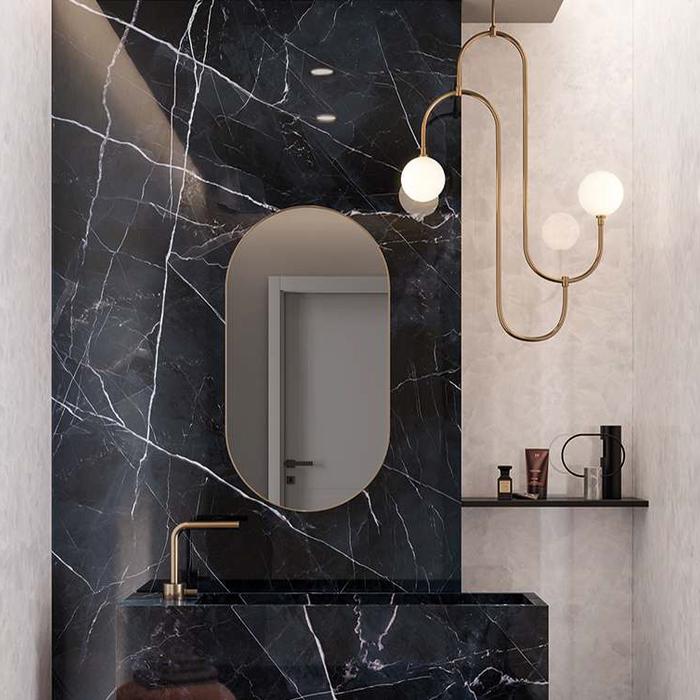 Un bagno effetto marmo nero è la scelta non convenzionale che rende spettacolare l’ambiente 13