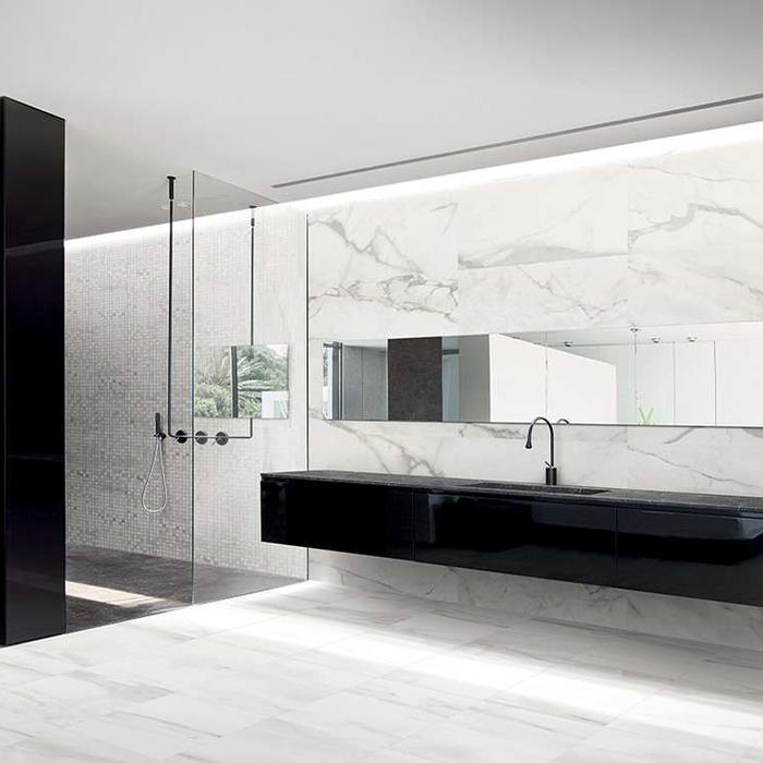 Un bagno effetto marmo nero è la scelta non convenzionale che rende spettacolare l’ambiente 13